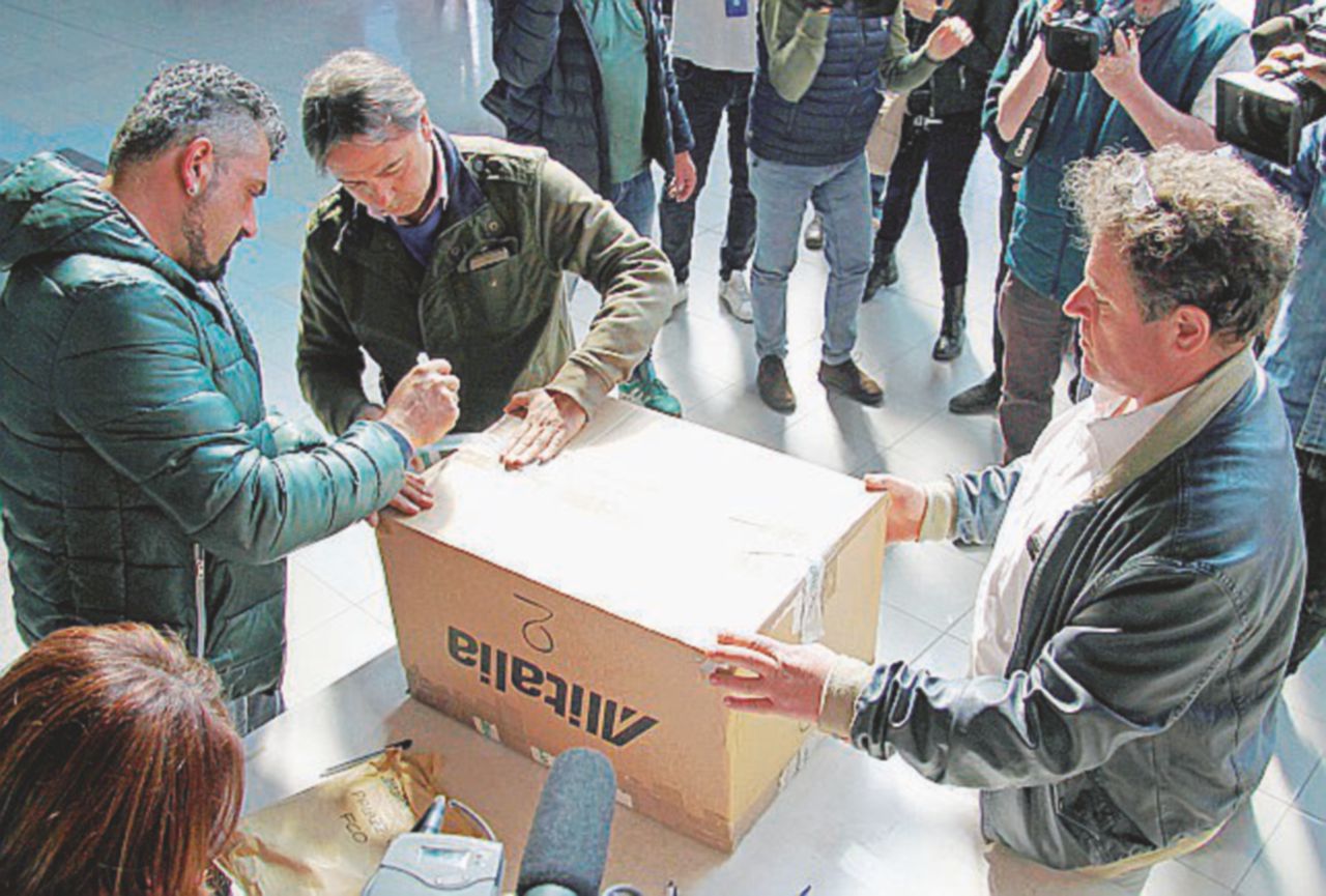 Nell’urna - Il referendum dei lavoratori Alitalia. Il piano siglato da azienda e sindacati è stato bocciato - Ansa “Il piano? Tre pagine vaghe. Non ci fidiamo più dei sindacati”