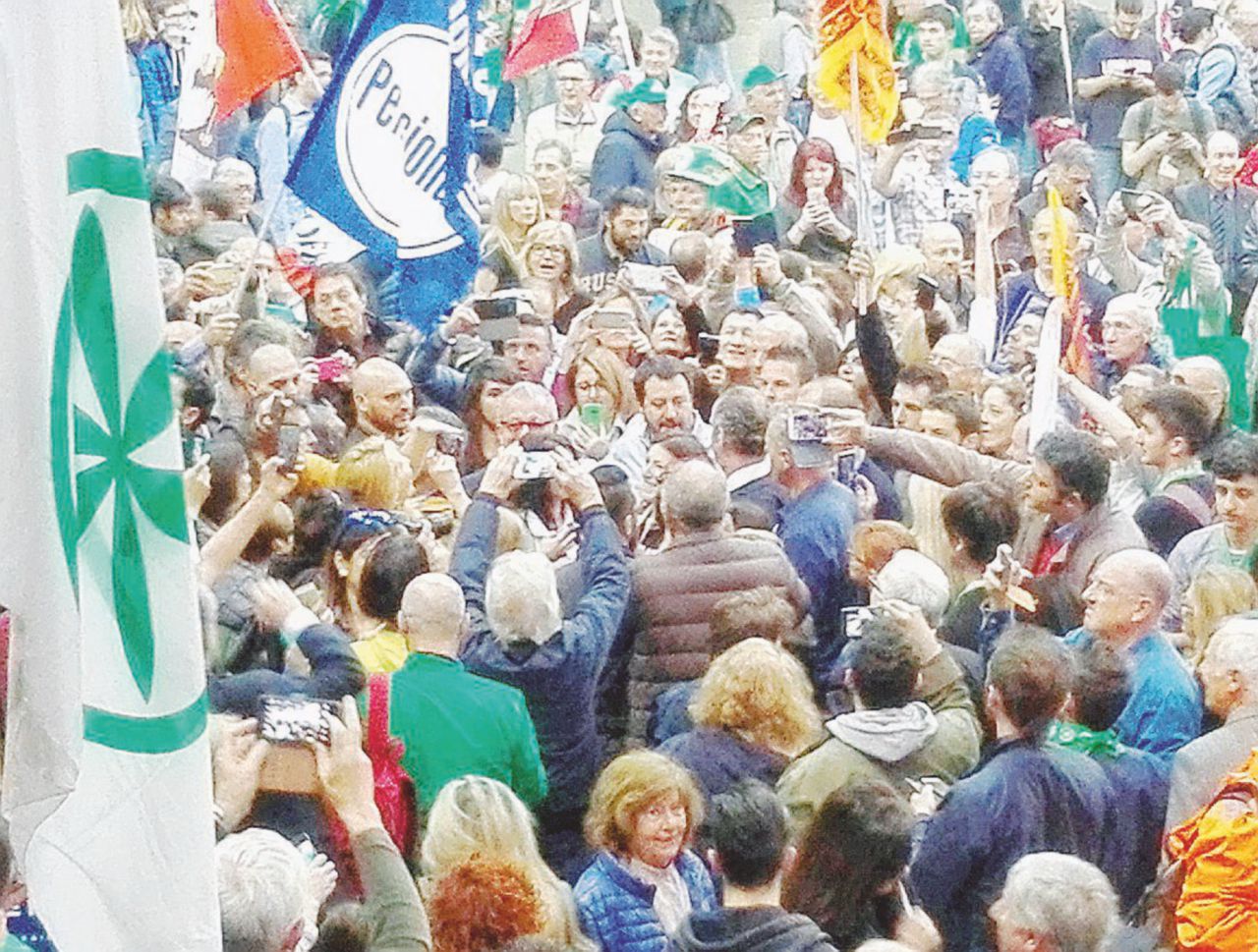 Copertina di Salvini riunisce a Verona la Lega delle mille pistole