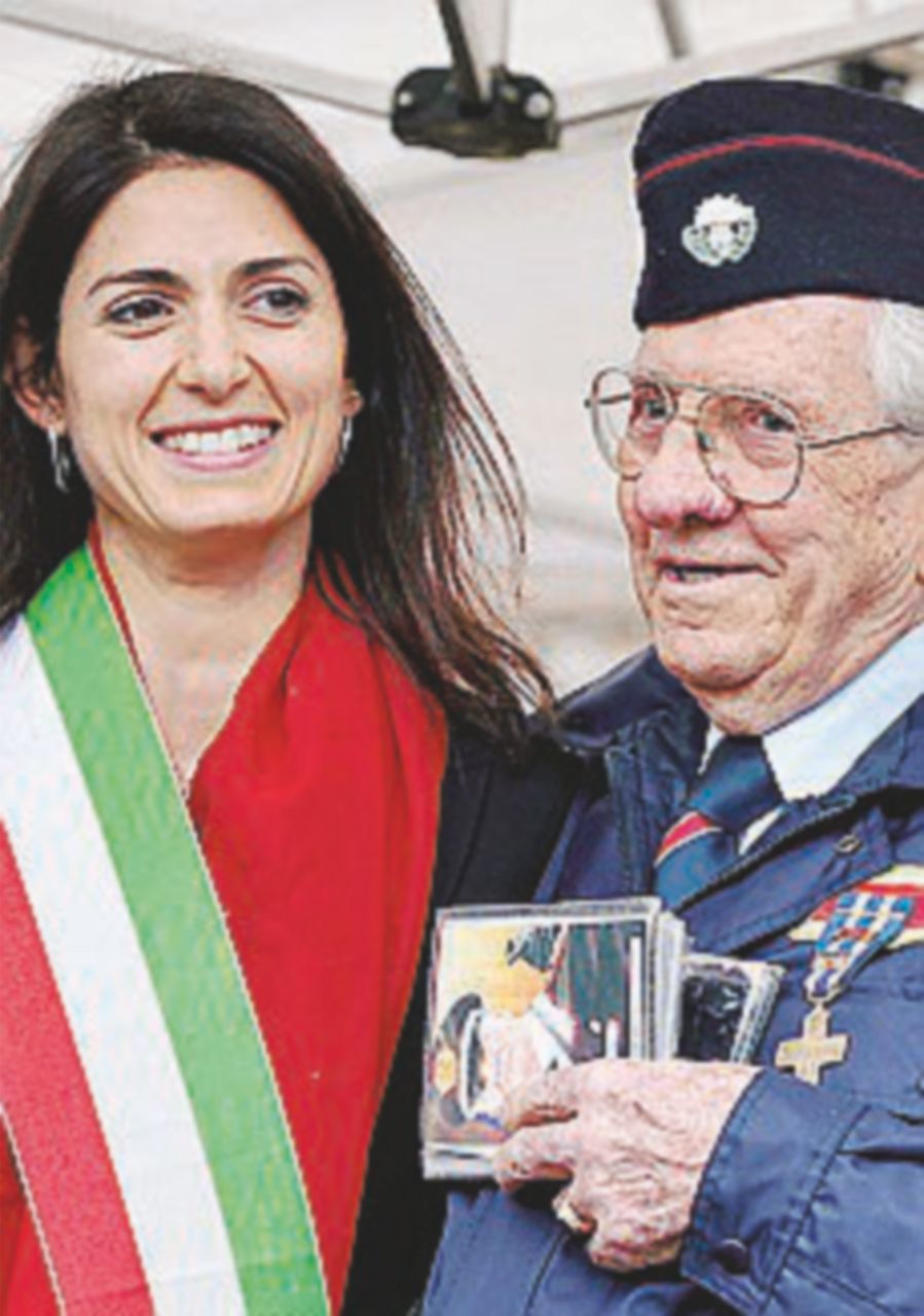 Copertina di Raggi prima parla davanti alla Sinagoga, poi va dai partigiani