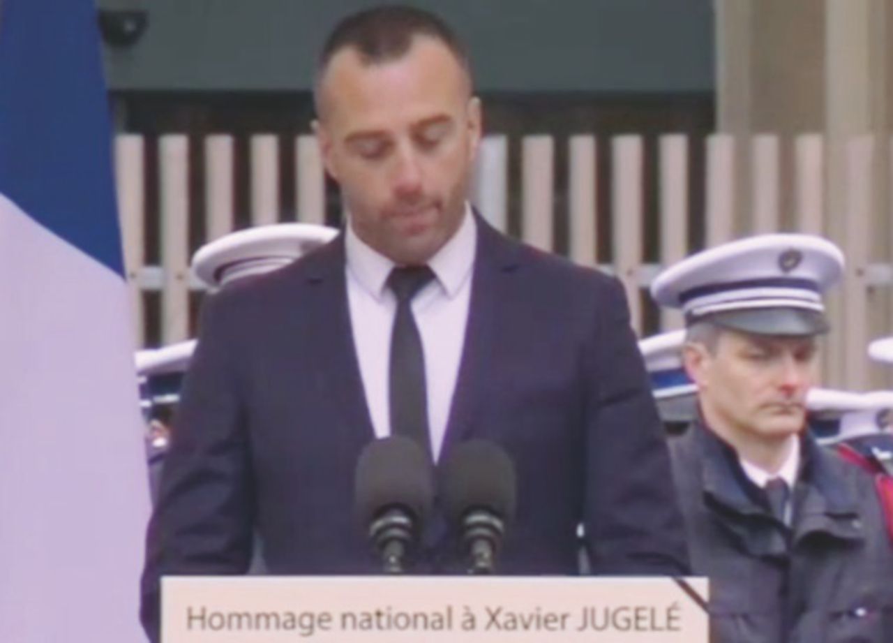 Etienne Cardiles rende omaggio a Xavier Jugelé Parigi, il discorso del compagno del poliziotto ucciso sugli Champs-Elysées: “Non avrete il mio odio”