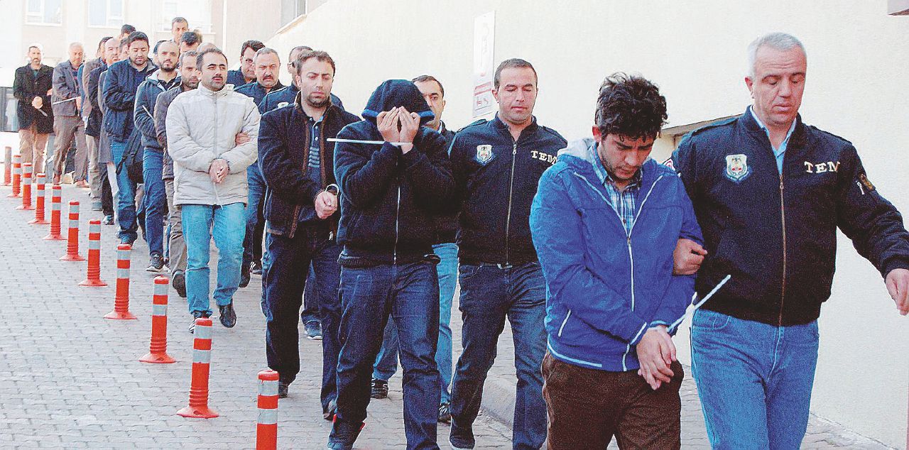 Sospetti gulenisti in manette dopo la retata La purga infinita: Erdogan e l’incubo della rete gulenista