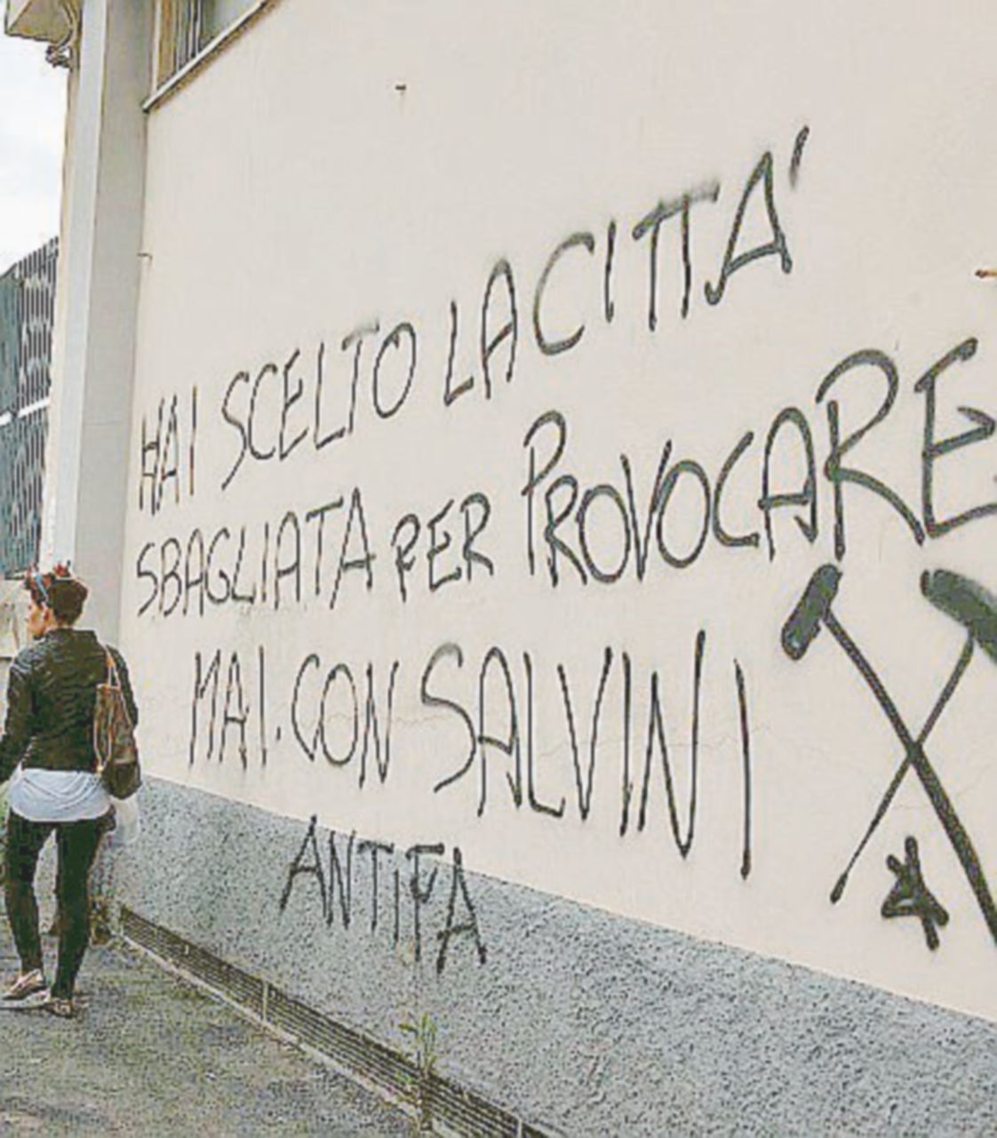 Scritte contro Matteo Salvini - Ansa La rivolta dei “camalli” del porto: “Qui non c’è posto per Salvini”