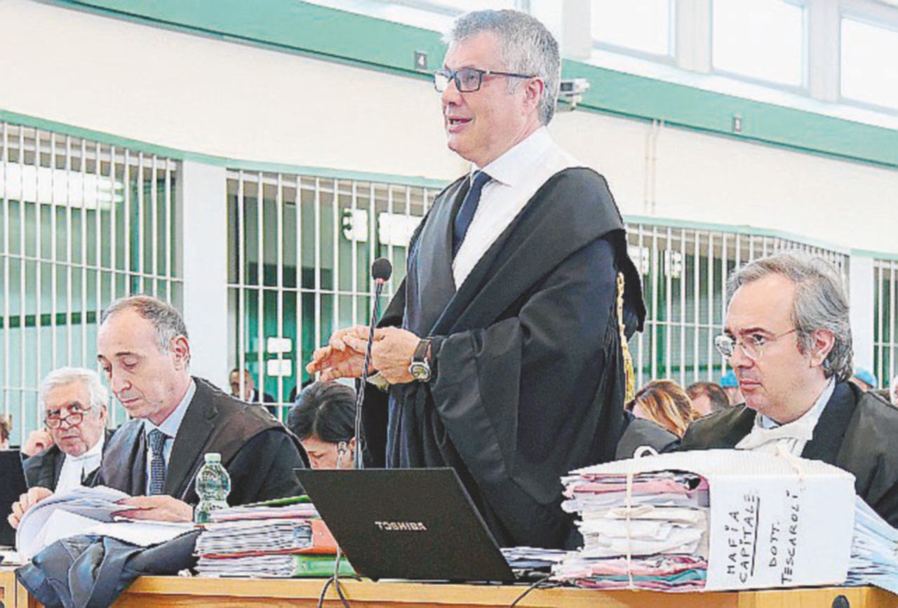 In aula - I pm Giuseppe Cascini, Paolo Ielo e Luca Tescaroli - Ansa “Dai pollici spezzati dietro al benzinaio al sindaco di Roma”