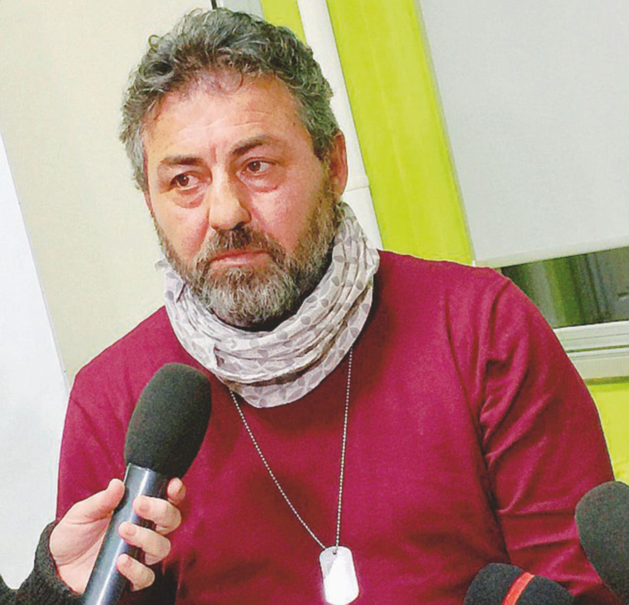 All’attacco - Alessio Feniello, papà di Stefano, morto sotto la valanga del 18 gennaio all’hotel Rigopiano di Farindola (Pescara) - Ansa Il padre di Stefano: “E il prefetto e il governatore?”