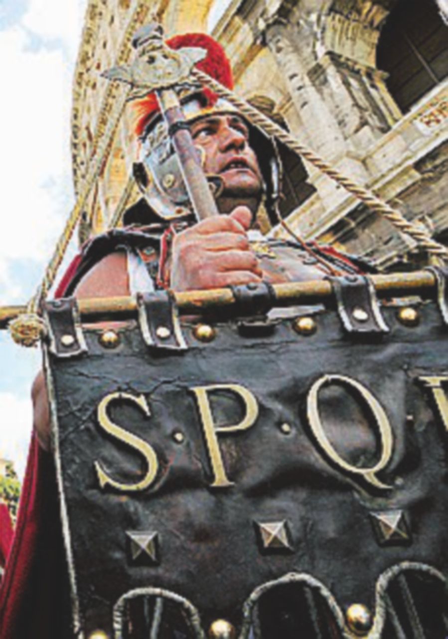Il primo round ai centurioni: sospeso lo stop della sindaca Il primo round ai centurioni: sospeso lo stop della sindaca