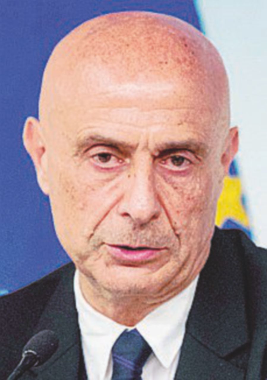 Minniti: “Se ogni Comune accogliesse sarebbe tutto risolto” Minniti: “Se ogni Comune accogliesse sarebbe tutto risolto”