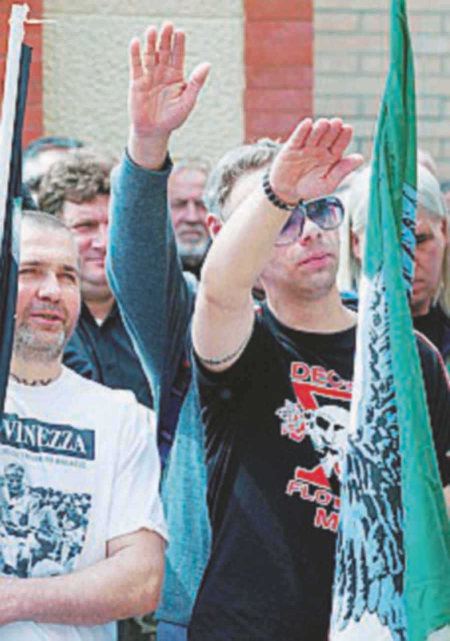 Cimitero Maggiore, tanti fascisti per il saluto a Salò Cimitero Maggiore, tanti fascisti per il saluto a Salò