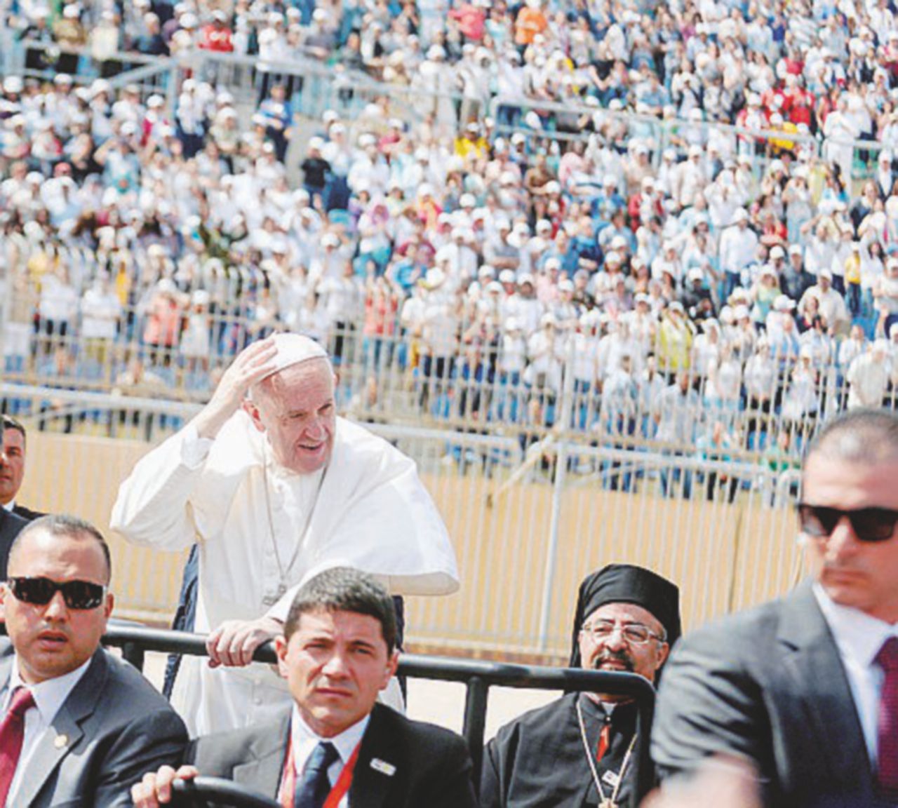 Papamobile elettrica - Bergoglio all’ingresso nello stadio dell’Aeronautica - Ansa Egitto, baci e abbracci dal Papa. Regeni è ancora innominabile