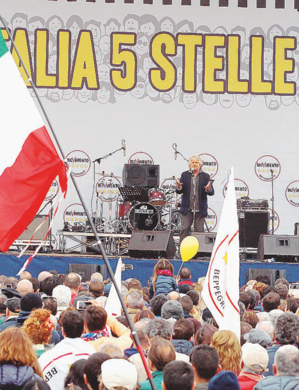 Grillo sul palco di Italia a 5Stelle a Imola, nel 2015 - Ansa Nomine, regole e meet up: le grane a 5Stelle
