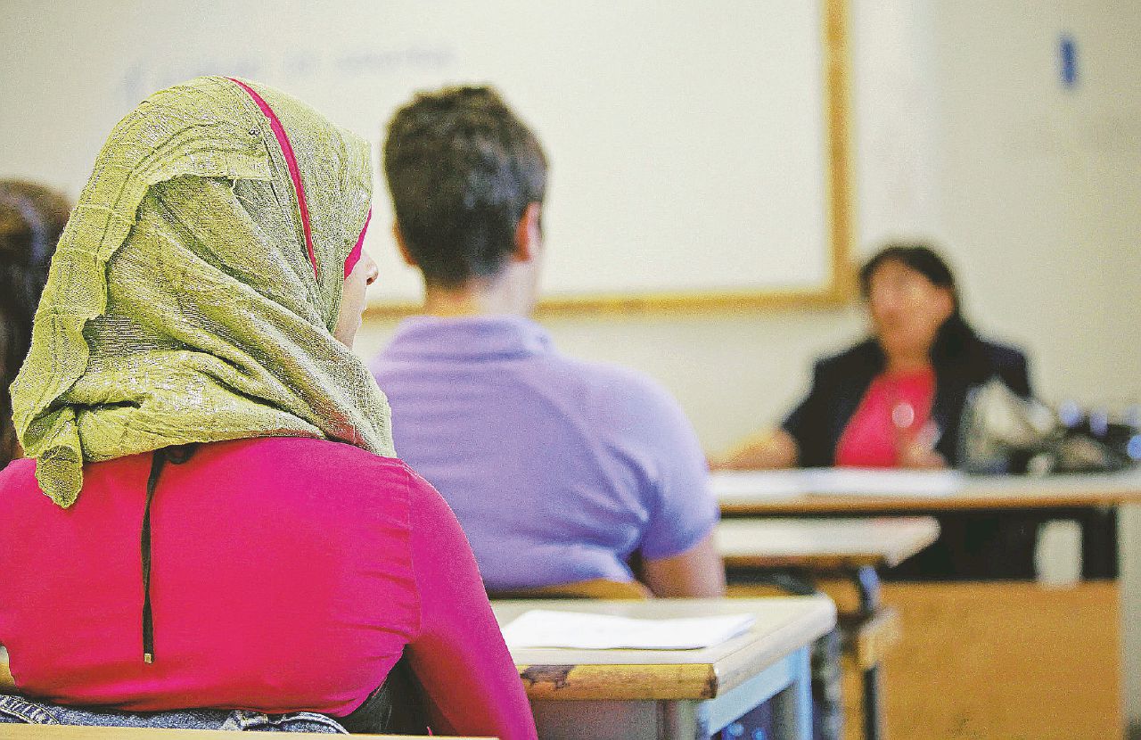 Ansa Rifiuta di mettere il velo, rapata a zero dalla madre: a scuola racconta tutto