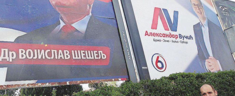 Poster elettorali raffigurano Aleksandar Vucic (destra) e Vojislav Seselj - Ansa Vucic, il premier che sogna di diventare zar come Putin