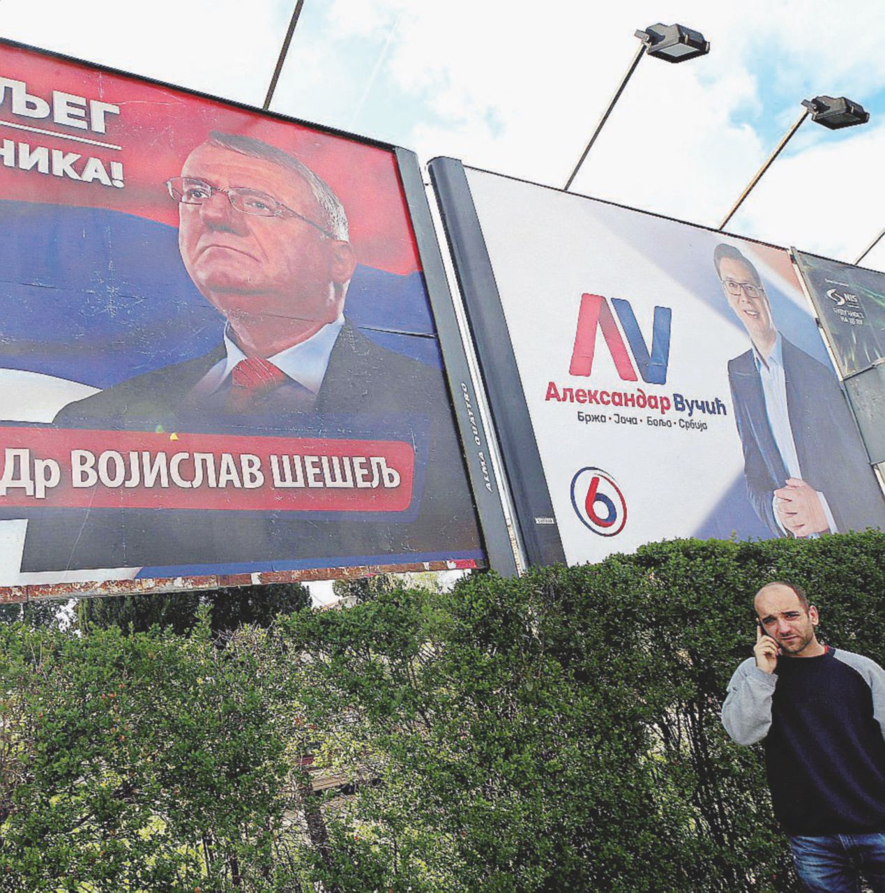 Poster elettorali raffigurano Aleksandar Vucic (destra) e Vojislav Seselj - Ansa Vucic, il premier che sogna di diventare zar come Putin