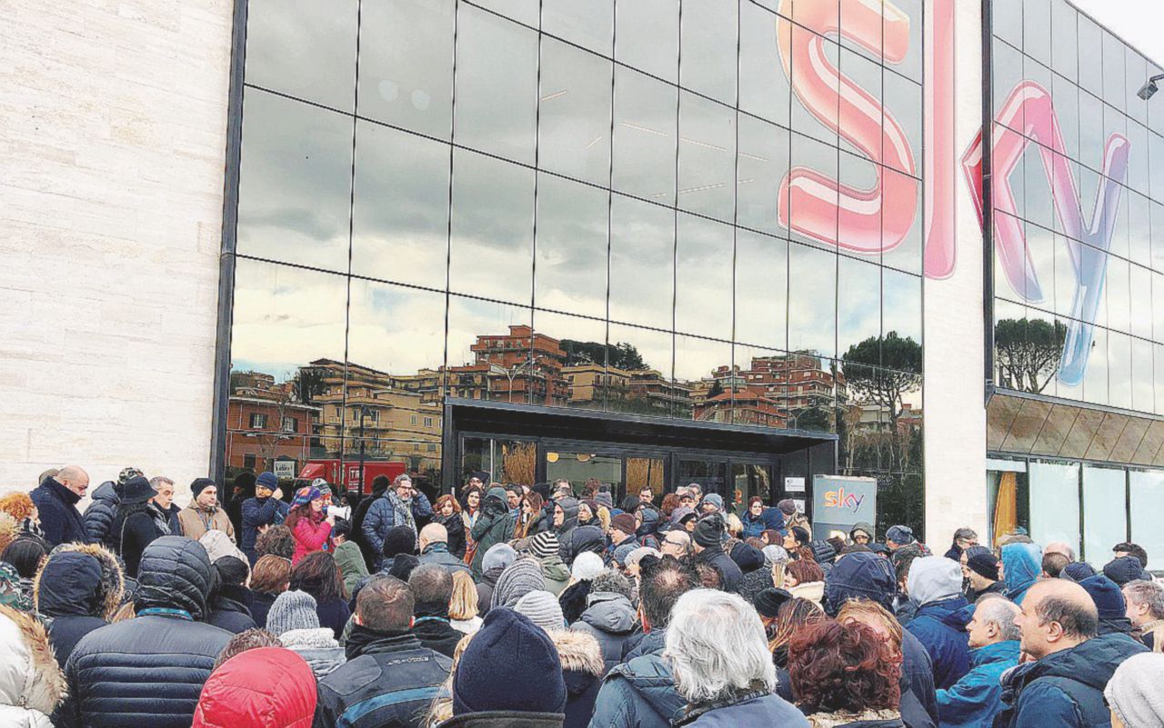 Il governo dà il via libera. E Sky inizia a licenziare Il governo dà il via libera. E Sky inizia a licenziare