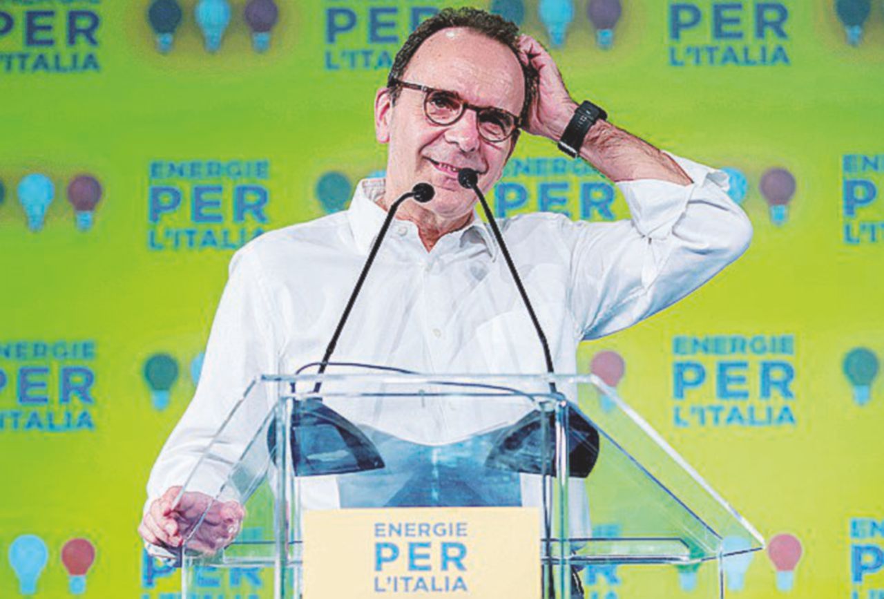 Sul palco - L’intervento di Stefano Parisi all’evento di ieri organizzato a Roma dal suo movimento politico - LaPresse La corsa (contro Forza Italia) di Parisi