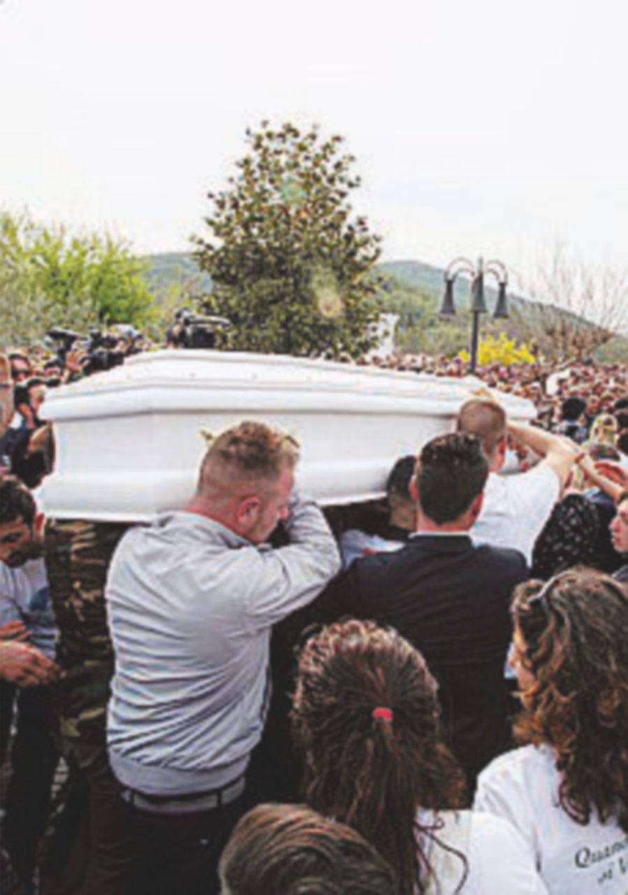 Addio a Emanuele tra tensione e rabbia: migliaia ad Alatri Addio a Emanuele tra tensione e rabbia: migliaia ad Alatri