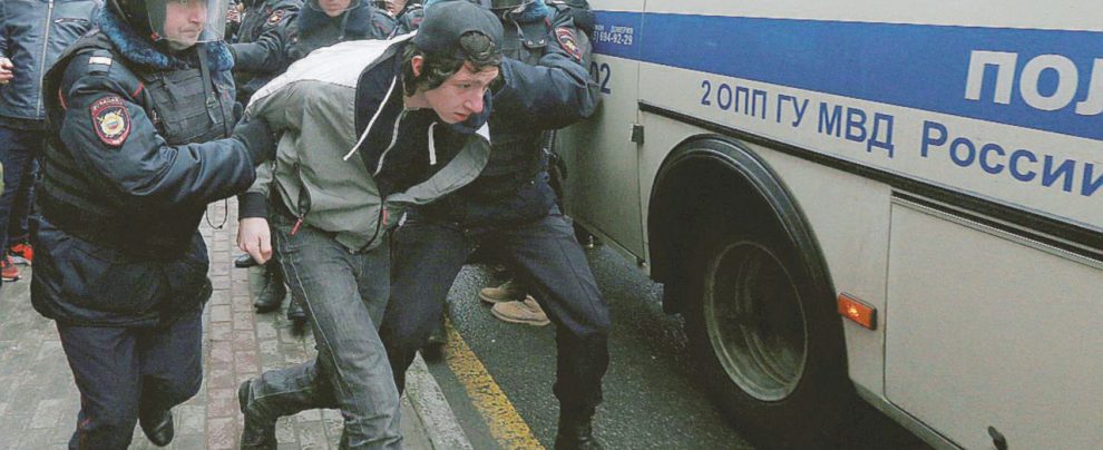 In manette - Uno degli arresti di ieri tra i manifestanti delle opposizioni che volevano manifestare a Mosca - Ansa Mosca, altri 30 arresti. “I giovani in piazza terrorizzano Putin”