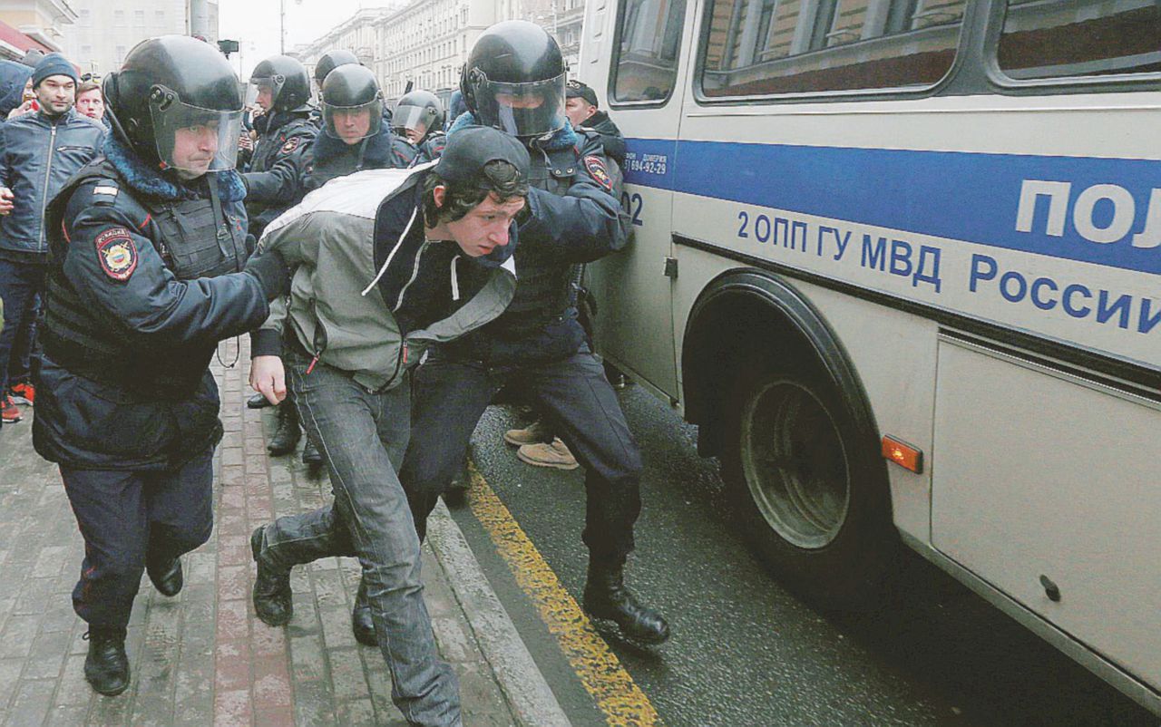 In manette - Uno degli arresti di ieri tra i manifestanti delle opposizioni che volevano manifestare a Mosca - Ansa Mosca, altri 30 arresti. “I giovani in piazza terrorizzano Putin”