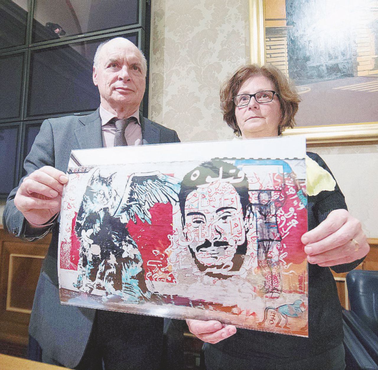 Paola e Claudio Regeni mostrano la foto di un murales opera di writers egiziani a Berlino - Ansa/Reuters Regeni, indagini depistate da chi lo aveva pedinato