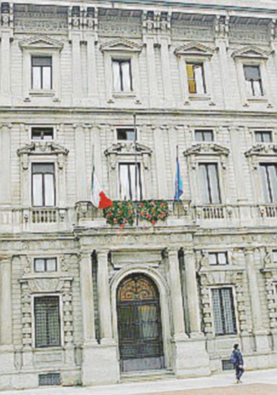 Milano, arrestati tre funzionari comunali: mazzette sulle scuole Milano, arrestati tre funzionari comunali: mazzette sulle scuole