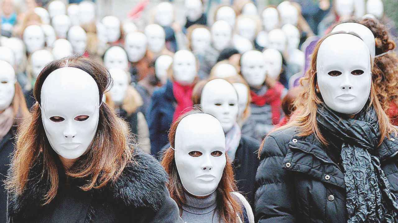 Nella foto, un flash mob a Torino nel 2014, in occasione della Giornata contro la violenza sulle donne - Ansa “Vive da occidentale, frustata a 15 anni in casa”