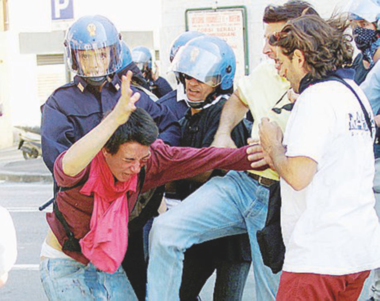 - Scontri a Genova al G8 del 2001 - Ansa Bolzaneto, l’Italia ammette abusi e promette il reato di tortura. Per l’Europa è già inadempiente