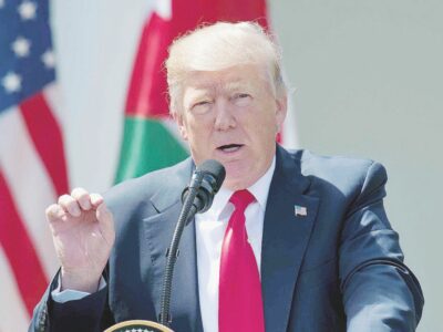 Copertina di Dazi, El Pais: “L’Ue valuta se usare lo strumento anti coercizione per chiudere il mercato alle aziende Usa”