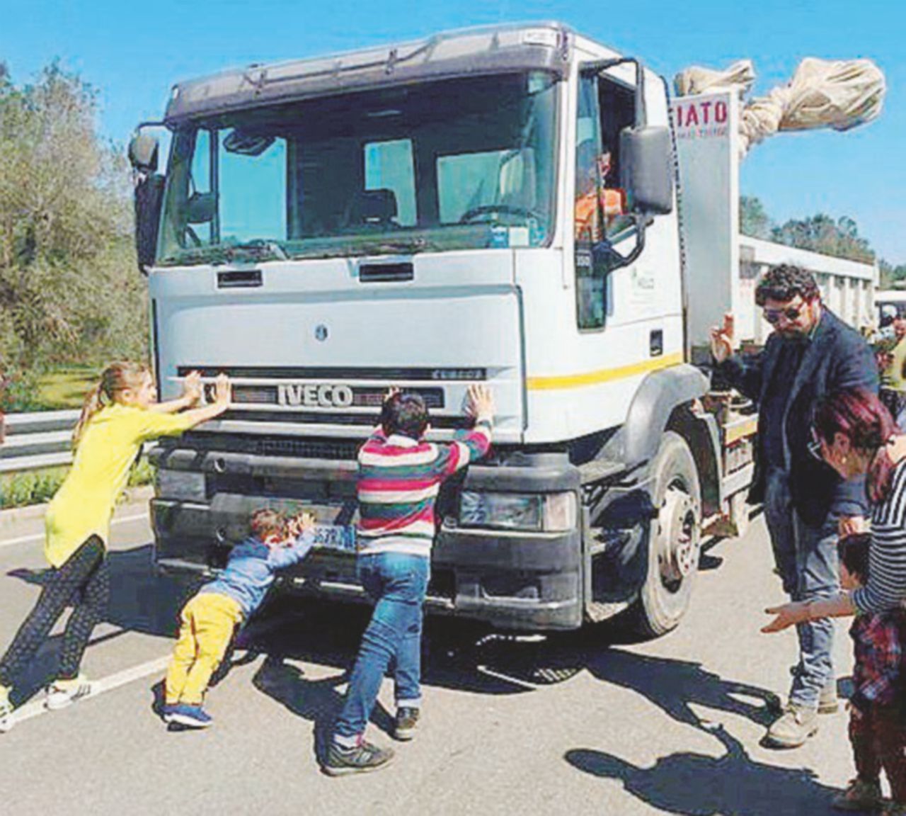 Il blocco - Le proteste contro il gasdotto a Melendugno (Lecce) - Ansa Il Tar dà ragione alla Puglia: fermato l’espianto degli ulivi