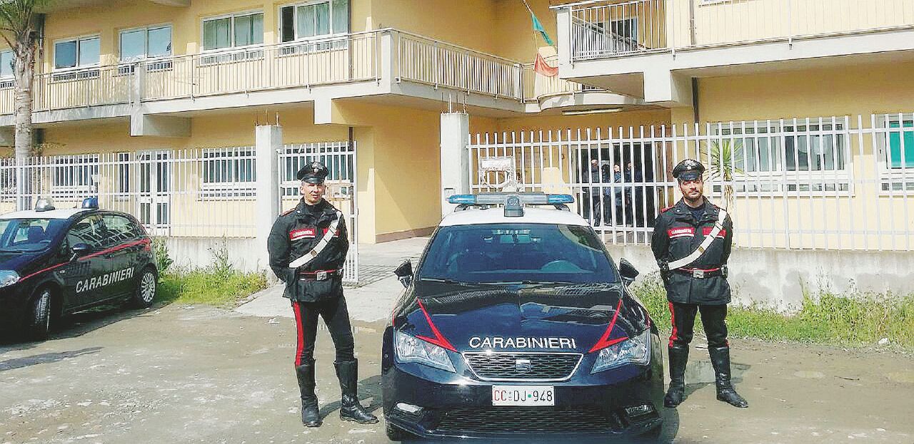 Sigilli - L’istituto d’arte Panetta sequestrato ieri dai carabinieri dopo le irregolarità emerse nella costruzione Scuole costruite dalla ’ndrangheta: abusive e a rischio per 800 studenti