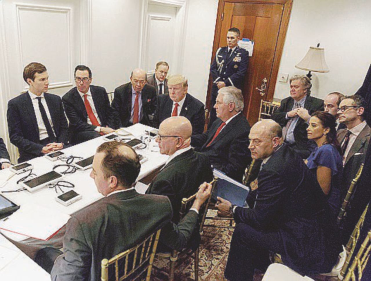 I raid in diretta - Trump nella situation room: si nota Bannon dietro di lui e Jared Kushner, marito della figlia del presidente Ivanka Un colpo per sparigliare e unificare il Paese