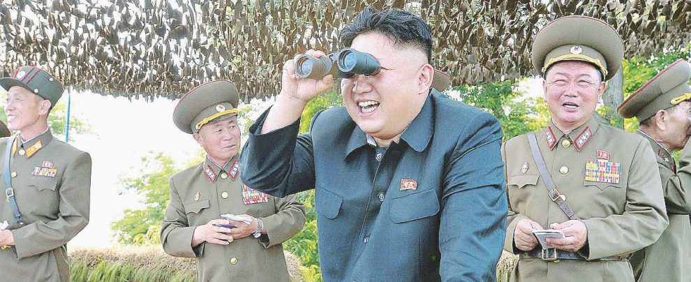 Guai in vista - Il leader nordcoreano Kim Jong-un assiste a un’esercitazione militare - LaPresse Il partito dell’escalation punta Teheran e Kim l’atomico