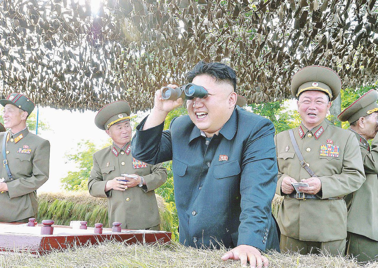 Guai in vista - Il leader nordcoreano Kim Jong-un assiste a un’esercitazione militare - LaPresse Il partito dell’escalation punta Teheran e Kim l’atomico