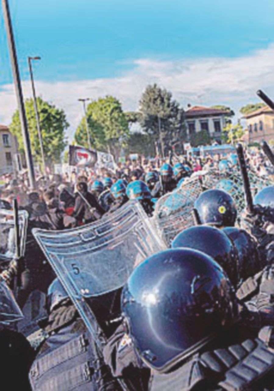 Lucca, contestazioni e incidenti al vertice dei ministri del G7 Lucca, contestazioni e incidenti al vertice dei ministri del G7