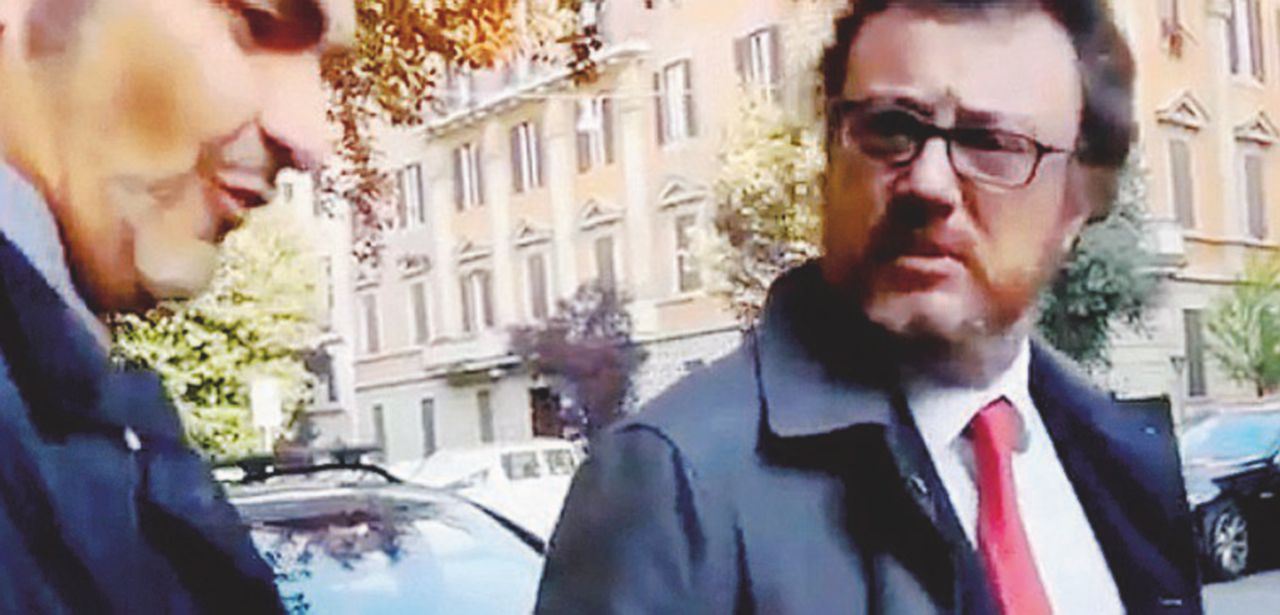 Matteo Incerti del M5s insegue Orfeo, che non risponde alle domande Due dipendenti M5S “inseguono” Orfeo. Il Pd : “È un’intimidazione, puniteli”