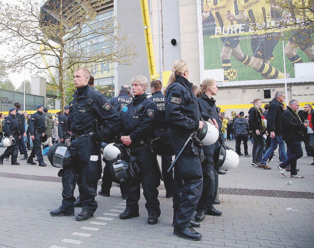Calcio tra jihad e nazi: un arresto a Dortmund Calcio tra jihad e nazi: un arresto a Dortmund