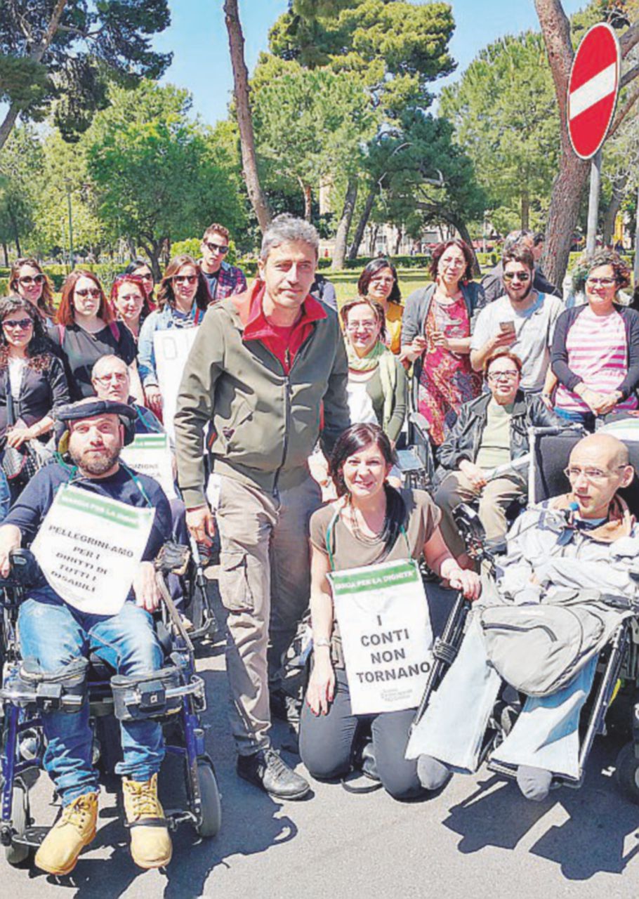 Pif in piazza con i disabili - Ansa I disabili con Pif assediano Crocetta