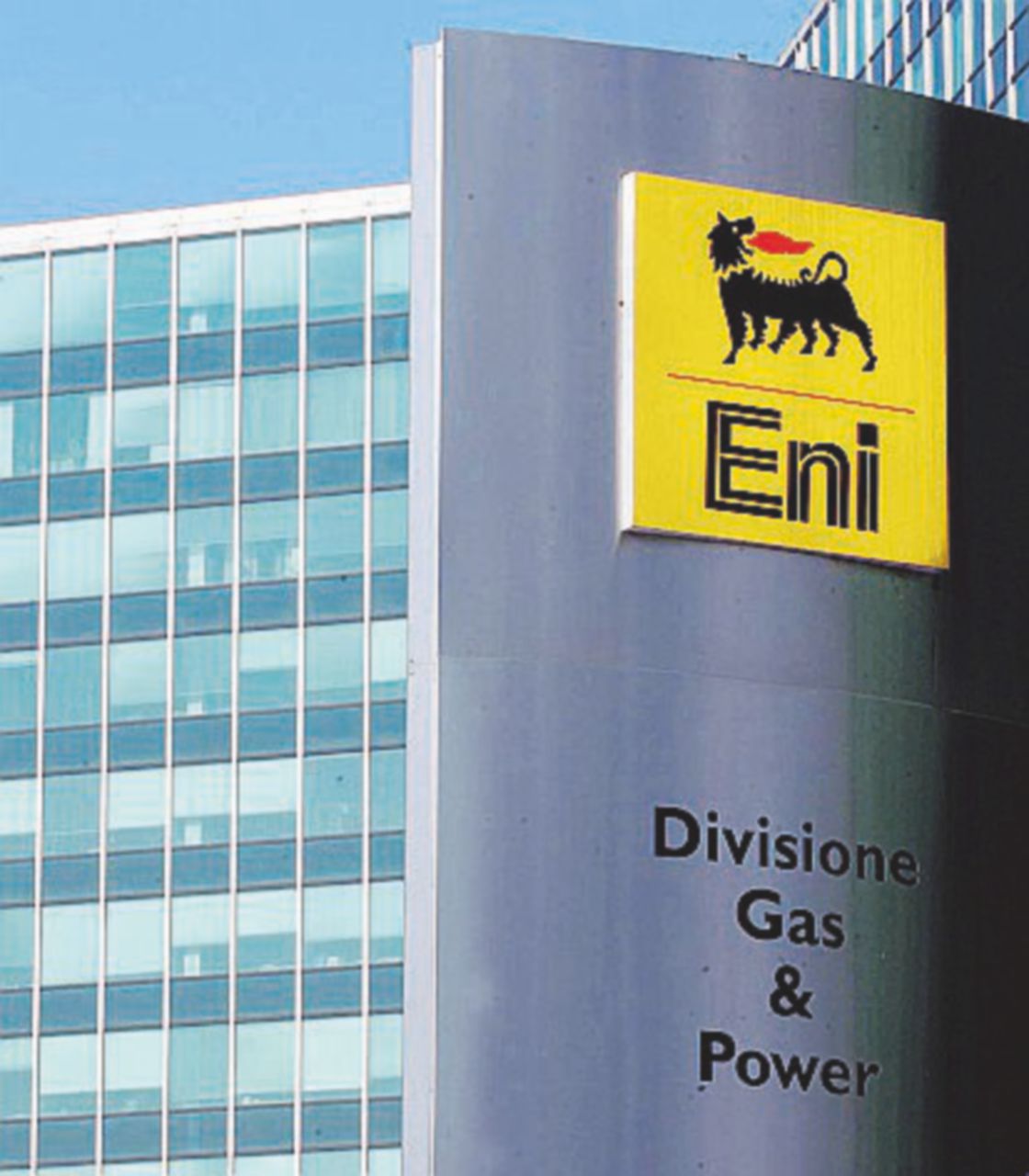 - La sede Eni di S. Donato M. - Ansa L’Eni in rosso riesce a dare 2,9 miliardi di dividendi