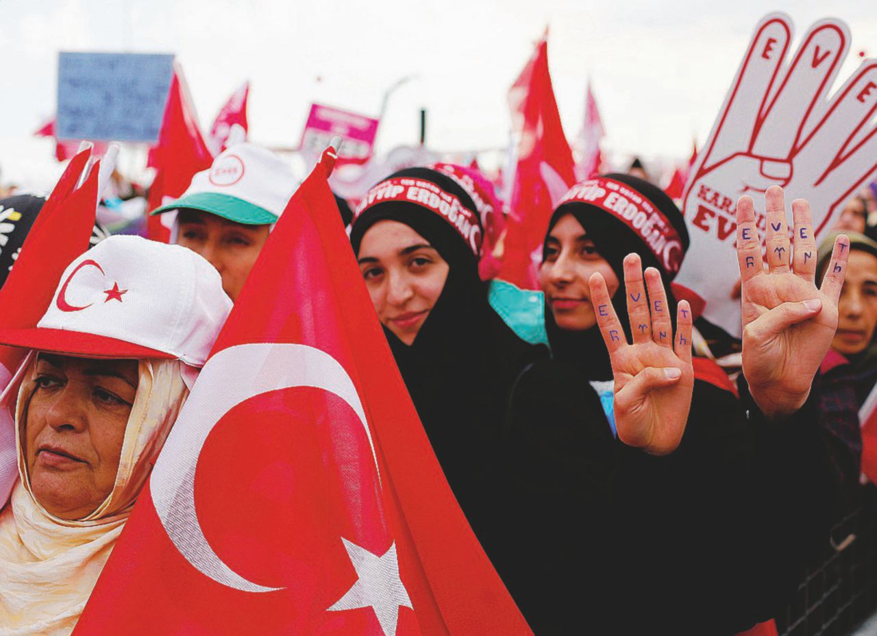 Sostegno di massa - Ragazze a favore del referendum con la scritta Sì sulle dita L’ultimo nemico del Sultano è l’Osce: “Non immischiatevi”