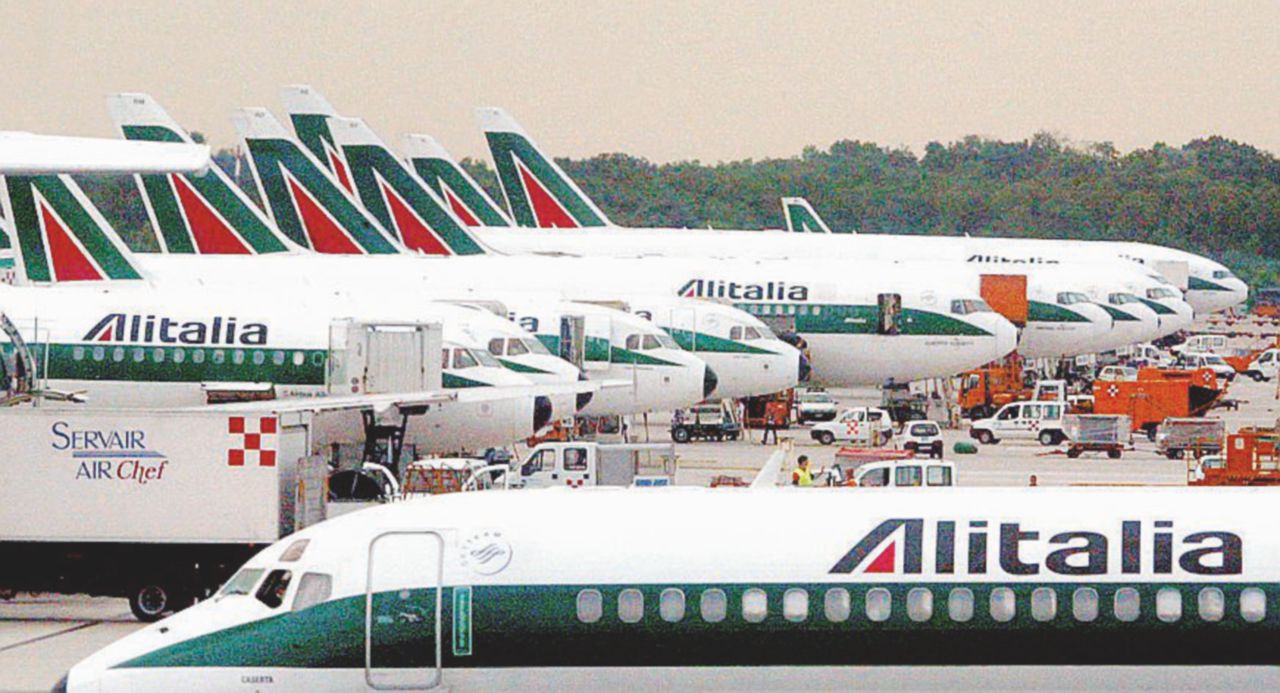 A terra - Ridotti gli esuberi di Alitalia - Ansa Alitalia, sconti pasquali sui licenziamenti