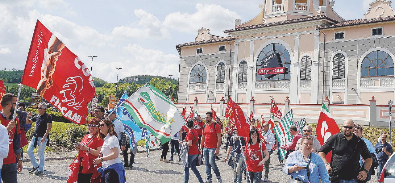 La protesta iniziata ieri davanti al più grande outlet d’Europa, quello di Serravalle Scrivia, della McArthurGlen - LaPresse Serravalle, si deve scioperare contro il lavoro pasquale?