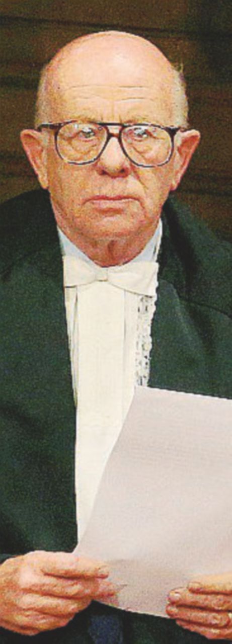 Antonio Esposito è stato presidente del Collegio di Cassazione che condannò B. - Ansa 3 domande a… Antonio Esposito