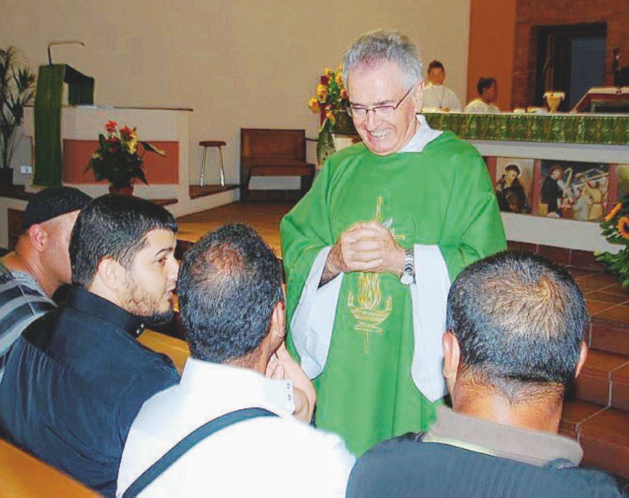 Don Francesco Marcoaldi ha aperto la sua parrocchia ai migranti di Ventimiglia - Ansa “In chiesa, oggi, canteremo in cinque lingue”