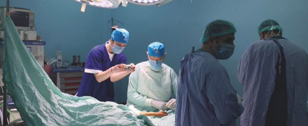 In sala operatoria - Sempre più spesso medici e infermieri pubblicano foto della loro attività professionale - Ansa “Medici, no ai selfie in corsia”. Social: tocca a Csm e polizia