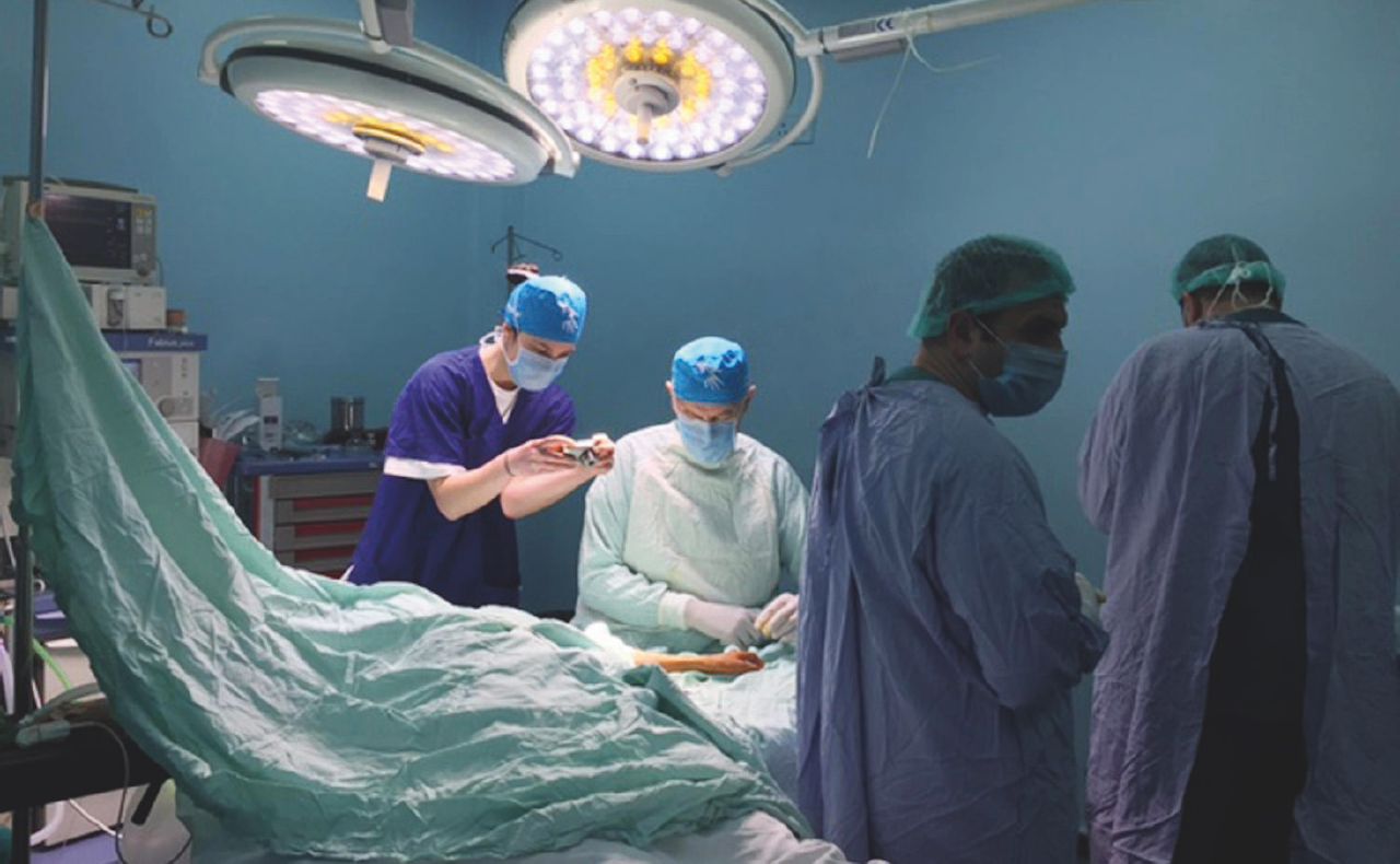 In sala operatoria - Sempre più spesso medici e infermieri pubblicano foto della loro attività professionale - Ansa “Medici, no ai selfie in corsia”. Social: tocca a Csm e polizia