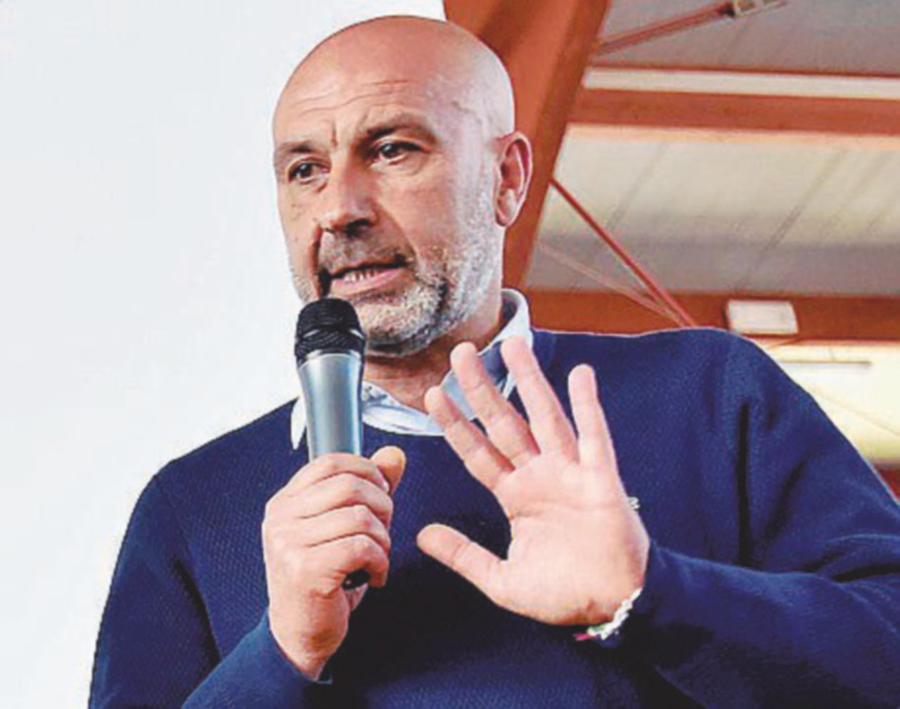 Sergio Pirozzi - LaPresse Il sindaco di Amatrice ai turisti: “Niente selfie sennò mi incazzo”. Pasqua difficile per i terremotati