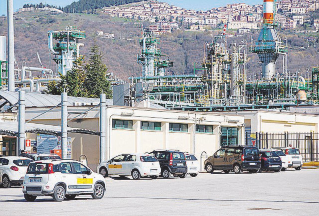 Gli impianti - Il Centro Olio dell’Eni a Viggiano (Potenza): la Regione dice stop - Ansa C’è il petrolio nei fiumi ma l’Eni non si ferma