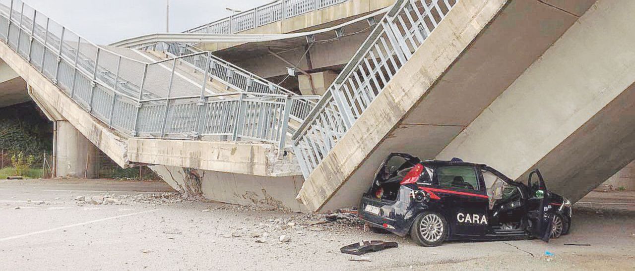 - Il ponte della tangenziale di Fossano (Cuneo) crollato sull’auto dei carabinieri - Ansa Crolla un altro viadotto: carabinieri vivi per miracolo