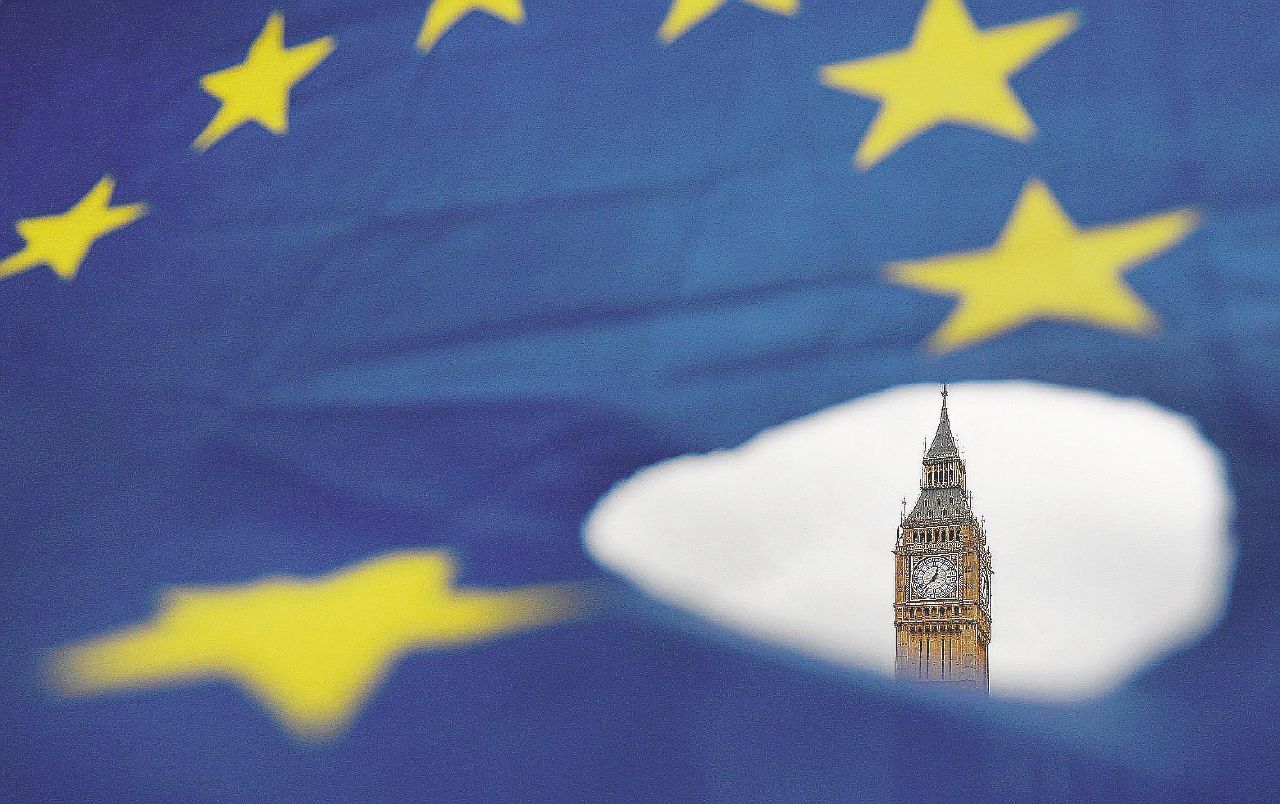 Caduta stelle - La bandiera comunitaria con sullo sfondo il Big Ben di Londra a Westminster - LaPresse Viva, morta o X: i 158 giorni che sconvolgeranno l’Europa