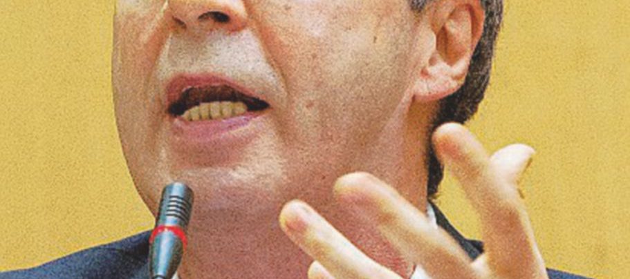 Irritato - Roberto Benigni non ha gradito il servizio di “Report” sul suo investimento in Umbria - LaPresse Report querelato da Benigni e fucilato per il caso vaccini