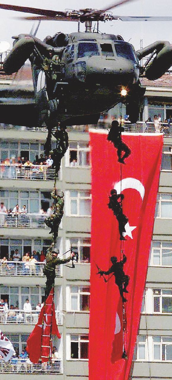 Tempi duri - Forze speciali turche durante una parata - Ansa La malaparata per l’esercito: paladini di Atatürk in castigo