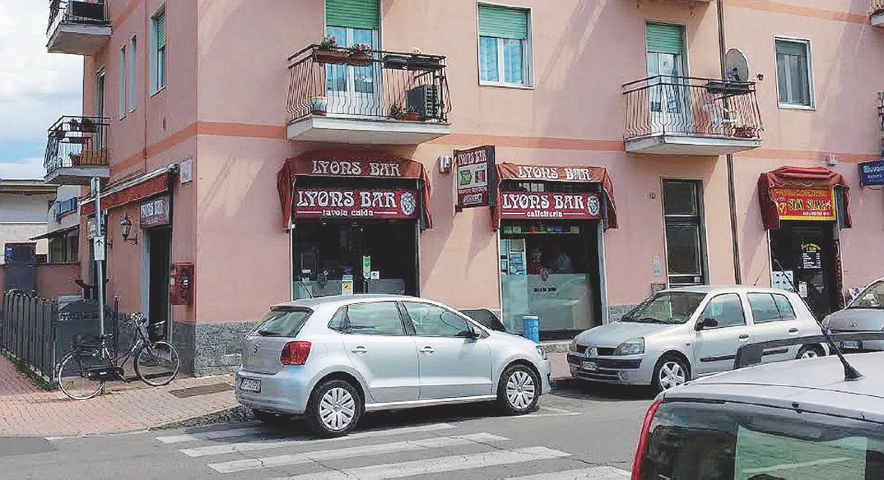 Clan e caffè. Le vetrine del bar Lyons a Buccinasco “Cambio nome al bar e così mi dissocio dalla ’ndrangheta”